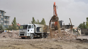 Yüksekova'da yıkım ve enkaz kaldırma çalışmaları sürüyor
