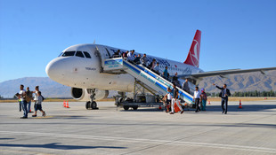 Yüksekovaya 13 ay aradan sonra ilk yolcu uçağı indi