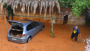 Yunanistan'da sel 3 can aldı