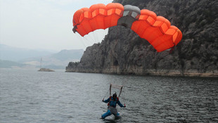 324 metreden uçuruma atladı