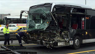 Son dakika haberleri: Sefaköy metrobüste feci kaza! Araba metrobüs yoluna girdi