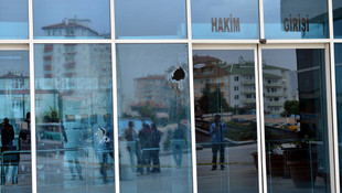 Adliye binasına av tüfeğiyle ateş açtı