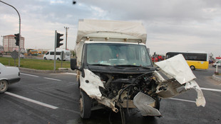Aksaray'da öğrenci servisi 2 kamyonete çarptı: 12 yaralı