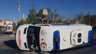 Ambulans ile minibüs çarpıştı: 6 yaralı