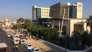 Antalya Ticaret ve Sanayi Odası yakınında patlama meydana geldi, olay yerine sağlık ve polis ekipleri sevk edildi.