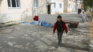 Arsasından geçen yolu çekyatlarla trafiğe kapattı