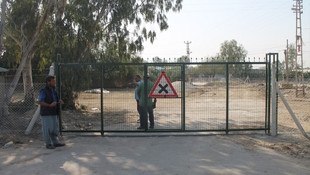 Arsasından geçen yolu kapıyla kapattı