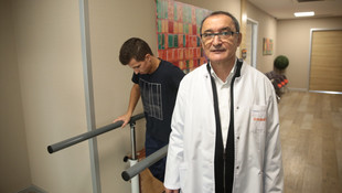 Balkondan düşen genç yeniden yürüyebilmenin sevincini yaşıyor