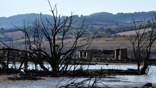 Barajdaki su azalınca köy ortaya çıktı