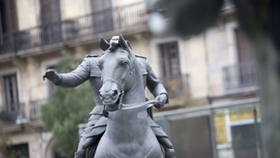 Barcelona'da sergilenen başsız Franco heykeli