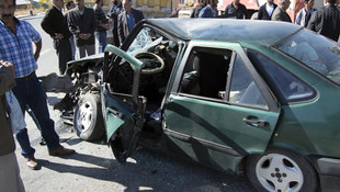 Bitlis'te otomobille kamyon çarpıştı: 6 yaralı