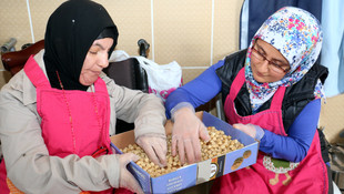 Çankırı'da engellilerin yaptığı aşureyi belediye başkanı dağıttı