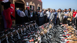 Cumhurbaşkanı Erdoğan'ın hediye ettiği bisikletler Gazze'de dağıtılıyor