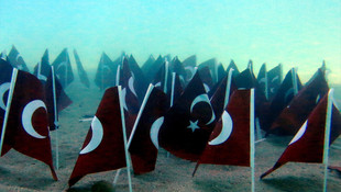 Dalgıçlar, Cumhuriyet Bayramı'nı denizin altında kutladı