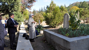 Davutoğlu'ndan kabir ziyareti