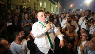 Down sendromlu gence arkadaşlarından özel doğum günü kutlaması