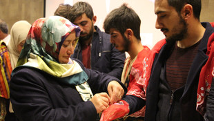 Elleri kınalanan gençler Mehmetçik oldu