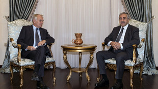Fransa Dışişleri Bakanı Ayrault Kıbrıs'ta