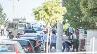 Gaziantep'te güvenlik güçlerinin bir eve operasyonu sırasında yakalanacağını anlayan terör örgütü üyeleri kendilerini patlattı, olay yerine ambulans ve polis ekibi sevk edildi.