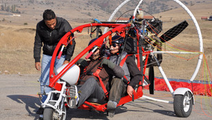 Görme engellilerin yamaç paraşütü keyfi