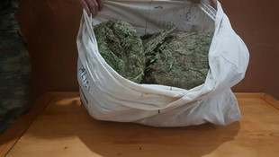 Jandarmadan kaçarken kaza yapan araçtan esrar çıktı