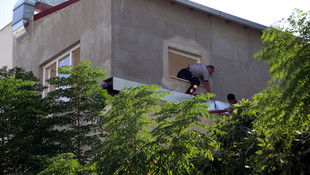 Havalandırma borusuna sıkışan kediyi itfaiye kurtardı