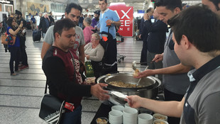 Havalimanında yolculara aşure ikramı