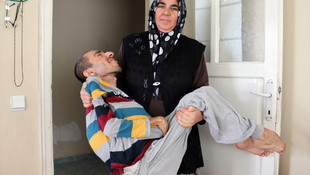 Hayatlarını kas hastası oğullarına adadılar