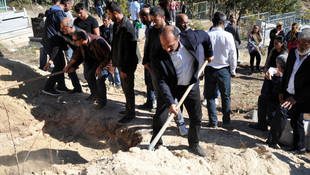 HDP'li milletvekilleri terörist cenazesine katıldı