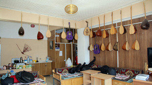 Hırsızlar akort yaptıkları bağlamayı çaldı