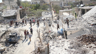 İdlib'de okul ve çarşı bombalandı