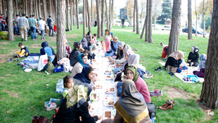 İran'daki Türkler piknikte buluştu