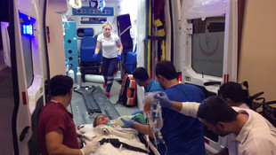 İş makinesinin altında kalan çocuk ağır yaralandı