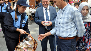 İstiklal Caddesi'nde aşure dağıtıldı