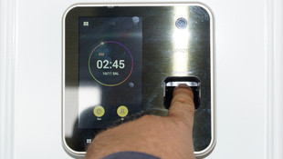 İzmir Büyükşehir Belediyesinin parmak iziyle giriş uygulamasına tepki