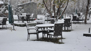Kış geldi! Karsa kar yağdı şehir beyaza büründü