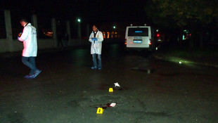 Kavgayı ayırmak isteyenleri bıçakladı: 2 yaralı