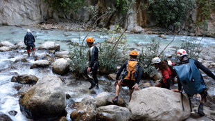 Kaybolduğu sanılan dağcılar ekipleri harekete geçirdi