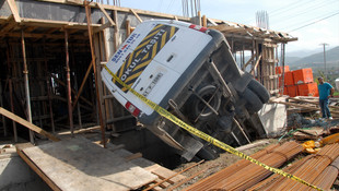 Kocaeli'de öğrenci servisi devrildi: 6 yaralı