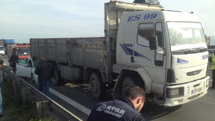 Kocaeli'de otomobil tıra çarptı: 1 ölü, 5 yaralı