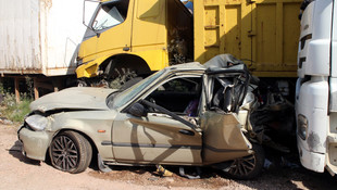 Kocaeli'de tır otomobile çarptı: 3 ölü