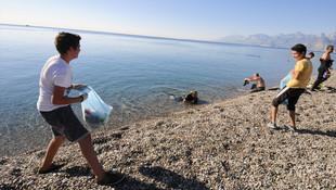 Konyaaltı Sahili'nde deniz dibi temizliği