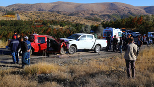 Konya'da iki kamyonet çarpıştı: 1 ölü, 4 yaralı