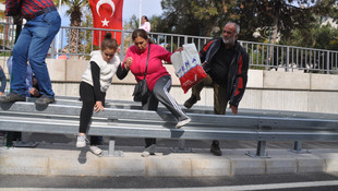 Köprülü kavşağın yaya geçişini engellediği iddiası