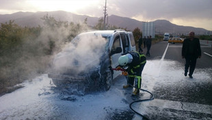 Malatya'da seyir halindeki hafif ticari araç yandı