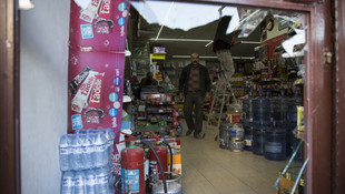 Marketlerden ekmek kasasıyla hırsızlık anı güvenlik kamerasında