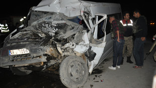 Muş'ta yolcu minibüsü traktörle çarpıştı: 14 yaralı