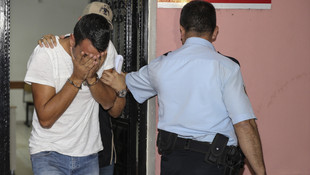 Nişanlısını görebilmek için çarşaf giymiş