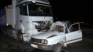 Otomobil ile kamyon çarpıştı: 1 ölü, 2 yaralı