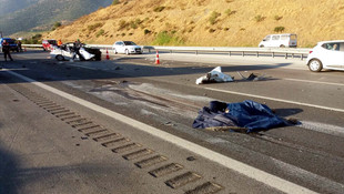 Otomobil park halindeki tıra çarptı: 3 ölü, 2 yaralı